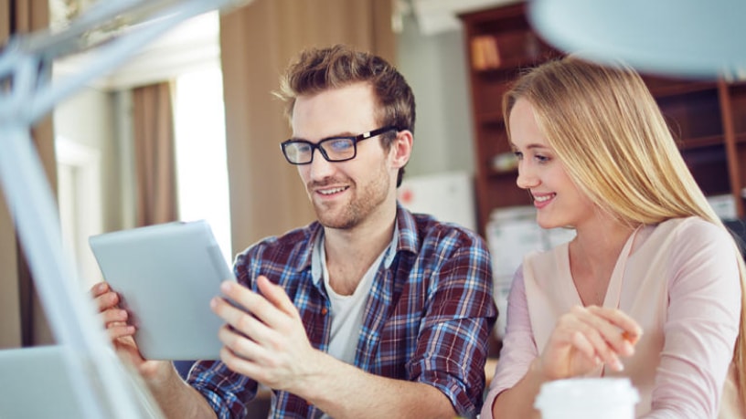 Pareja viendo pasos en línea para cambiar de banco