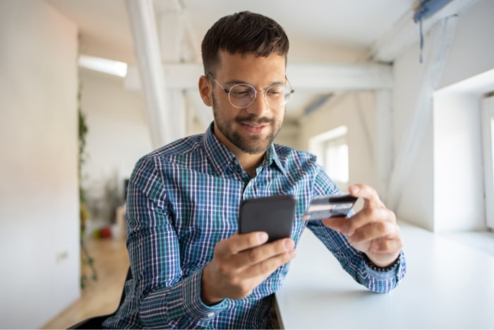 Hombre utilizando dispositivos móviles