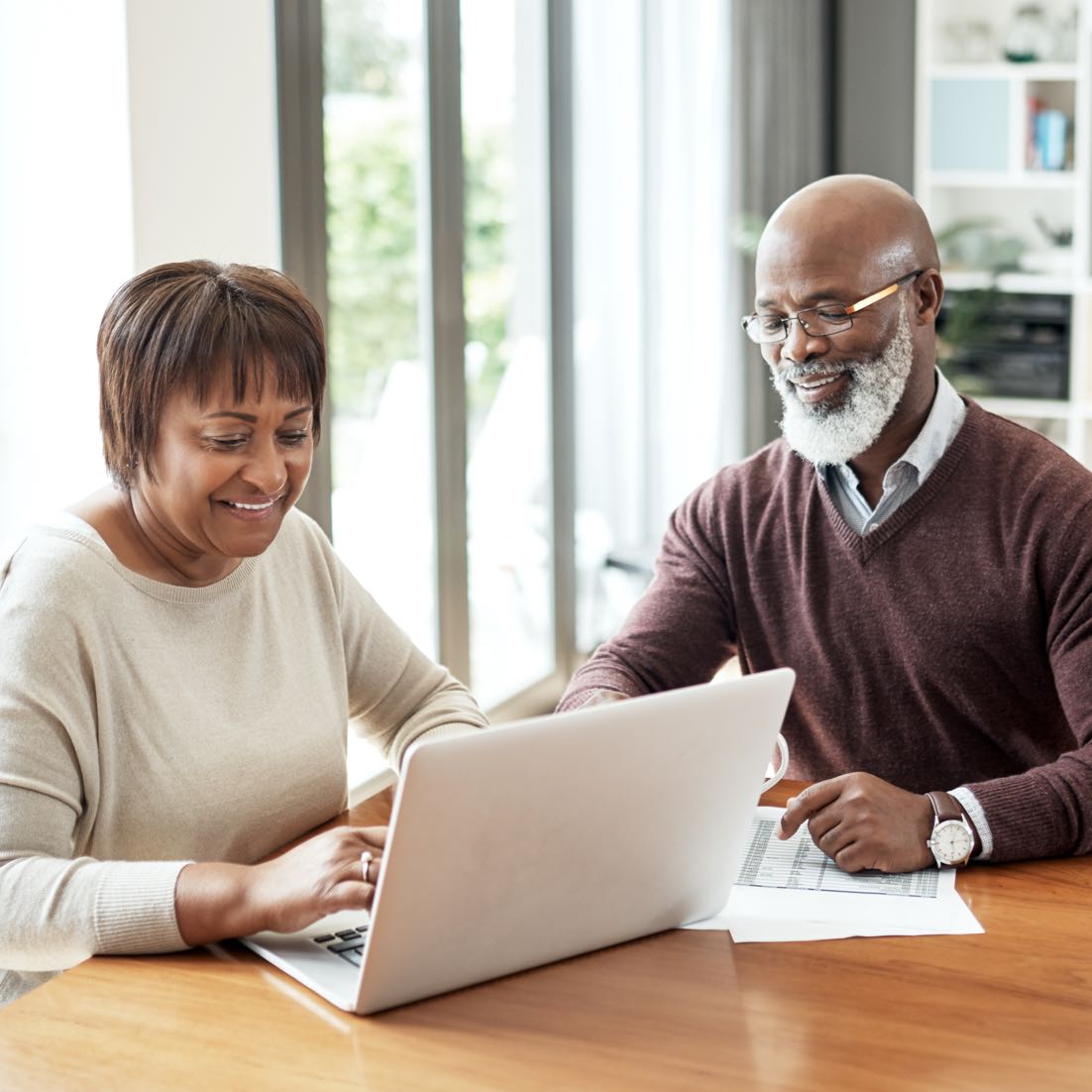 Photo couple working on laptop