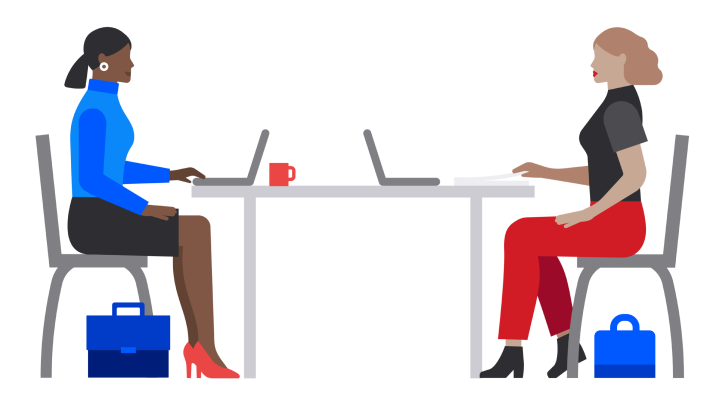 Usuarios de computadoras ante una mesa
