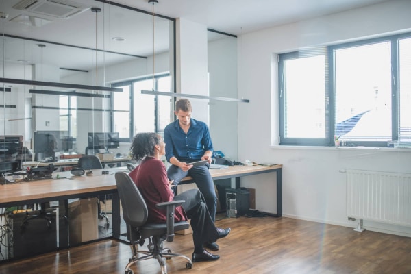 photo-people-startup-discussing