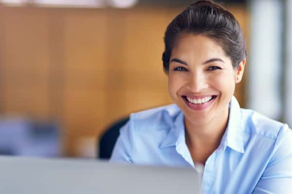 photo-woman-at-desk-smiling