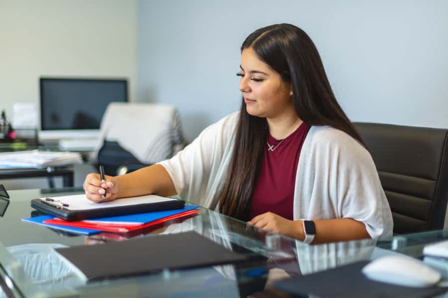 photo-woman-sitting-at-office-desk