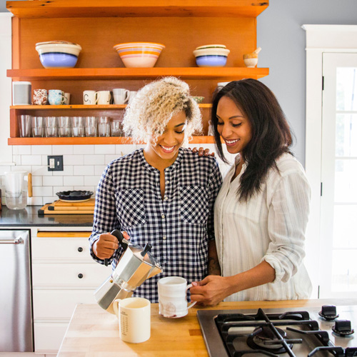 Pareja disfrutando un café en casa